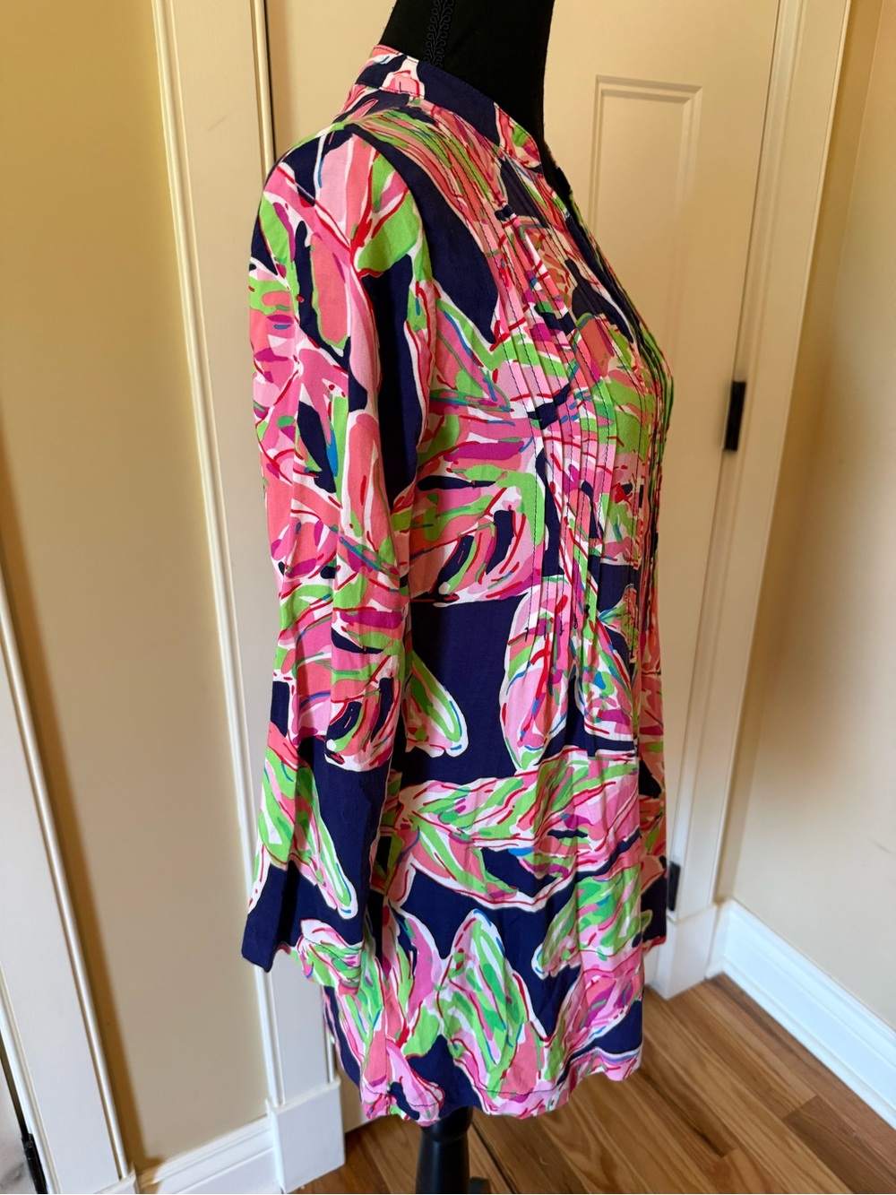 Lilly Pulitzer Sarasota Tunic Top In The Vias Navy Blue Pink Green Floral Sz XXS - Picture 3 of 12